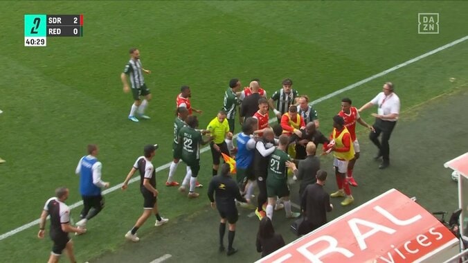 「没収試合になるぞ？」中村敬斗出場試合で乱闘騒ぎ…ベンチから両チーム飛び出す大荒れの事態に場内＆ネット騒然 3枚目