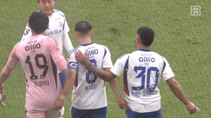 仲間に支えられなんとか立ち上がった喜田