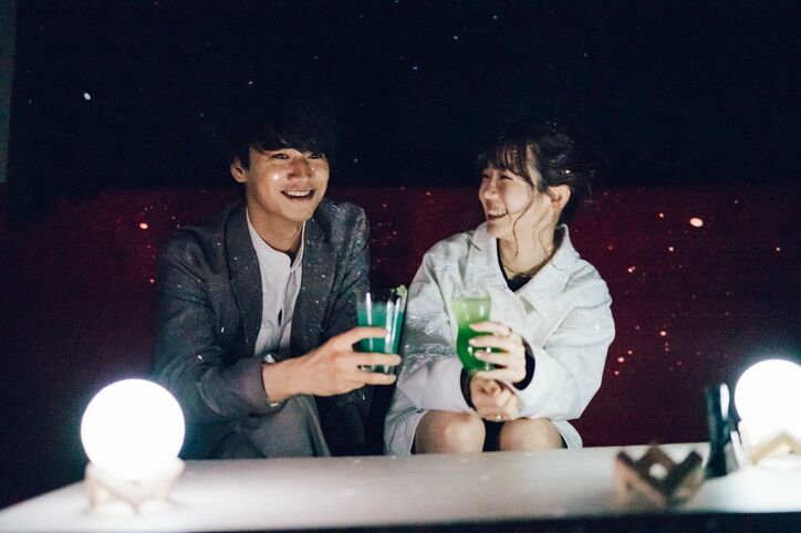 付き合う?付き合わない?川口葵&井上想良がBARデートへ、綱啓永&吉田伶香、ちょこ&みちゅと3カップルのデートに密着『恋オオカミ』