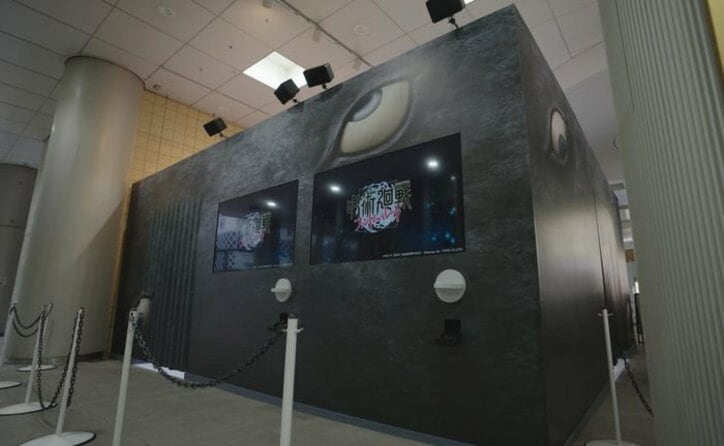アニメ『呪術廻戦』渋谷マークシティに巨大獄門彊が出現　”五条封印”スクープの号外新聞も配布