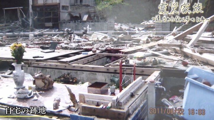 「迎えに行く夢は見るけど、一緒にいる夢は見ねえんだなあ」 津波で妻と両親を失った父、3人の子と歩んだ10年