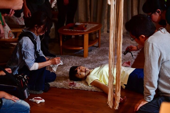 映画『妻ふり』 “死んだふり”メイキング映像公開　「なんの映画を撮っているのか…（笑）」