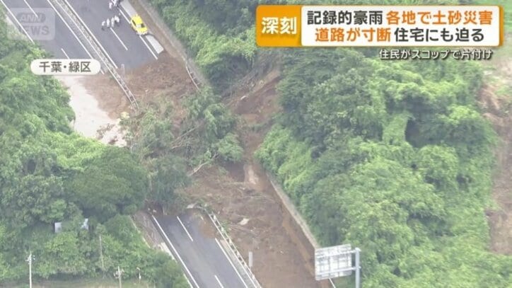 木や土が流れ込んで道路を塞ぐ