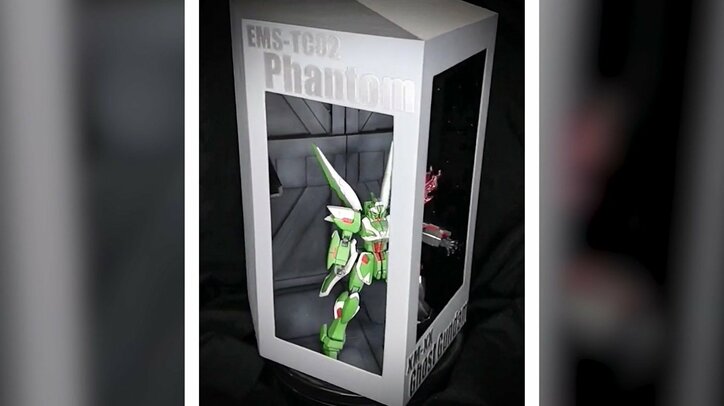 1つの箱にガンダムが2機？ 斬新すぎるディスプレイ方法「なんとも大胆ですごい発想」驚きの声
