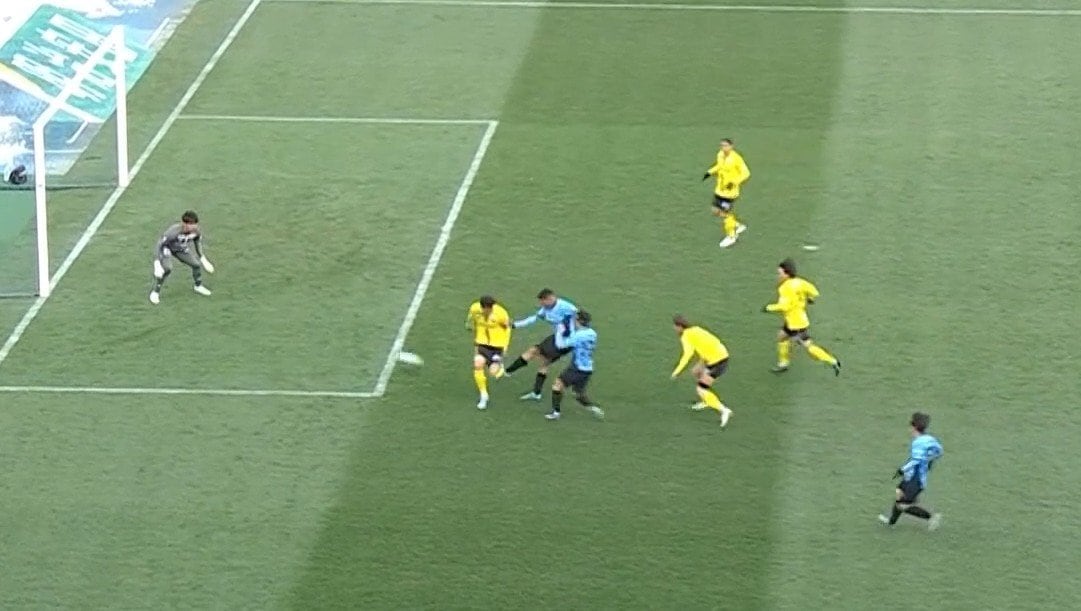 【映像】味方のドリブルを掻っ攫う「強奪ゴール」