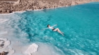 【映像】エジプトの死海でプカプカ浮かぶ女性