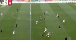 「ボール消えた？」堂安律、一瞬の“変態パス”がヤバすぎる→DF2人を混乱させた瞬間「どうなってんの？」 予測不能な“超絶タッチ”にファン騒然