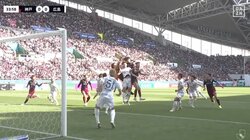 「大丈夫か？」あわや大怪我、ゴール前の交錯で味方同士が強烈な“頭突き合い”　神戸・山川のヘディングがマテウスの側頭部にヒットし転倒悶絶の危険な事態も両者フル出場でファン安堵「今日もバケモンやな」