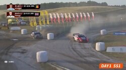 世界最速ラリーカー、ライバル車の背後で“視界急失”の危機一髪シーン　珍しい並走バトルで小石が…カメラが捉えた“直撃の瞬間”