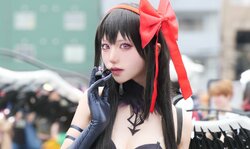 Radiant Beauty Shines in Mado Magi Homura's Cosplay—Favorite Details Are the Skirt and Feather Textures!