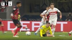 衝撃の瞬間！試合中にまさかの膝の十字靭帯断裂… 最多出場記録の記念すべき試合が一転して悪夢に　予想外のパスに主審が神ジャンプで緊急回避も災難が襲う