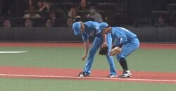 球場騒然！ボールが止まった… 芸術的すぎる「秘打」が炸裂　3塁線上ギリギリにピタリと止まる“超絶バントヒット”が決まった瞬間