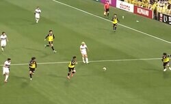 「うっま！」鈴木優磨の“芸術的スルーパス”に絶賛の嵐！「マジで何でもできるな」「完璧だ」「鹿島の2トップがレベチ」鮮やかな先制点演出の瞬間