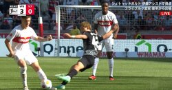 痛くない！？ 堂安律が途中出場でエンジン全開の”鬼プレス”炸裂！ 激突して痛がる相手に「えっ、ファウル？」驚異の身体能力を見せた瞬間