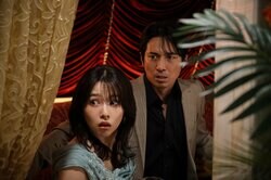 「枕営業」の証拠映像がスクリーンに 同僚が仕組んだ“公開処刑”に不倫妻（桜井日奈子）が絶叫「止めてよ！」 『余命3ヶ月のサレ夫』第4話