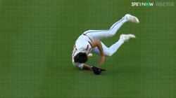 一体何があった！？エンゼルス菊池雄星がマウンド上で派手にすってんころりん！捕球できずにガックリ顔