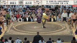 「めっちゃ目立つ」「気になって集中できない…」大相撲中継に大物タレントが降臨 一目でわかる姿にファン騒然