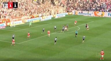 どうなってる…！？ 佐野海舟が「バケモノすぎる」相手3人囲まれながら“ドリブル突破”→驚異の“鬼フィジカル”「体強すぎ」「重戦車かよ」