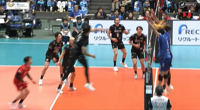 男子バレー、スパイクが脳天に“直撃”の珍光景 “痛いより恥ずかしい”珍事に本人も仲間も笑い 2枚目