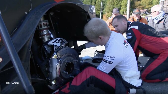 ぶつけた車を自ら修理！ラリージャパン、足回り破損も“直して走る”驚きの光景 応急処置でまさか…ステージ復帰の“荒技” 2枚目