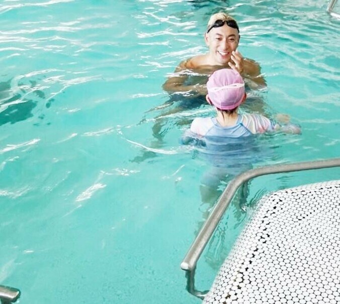  市川海老蔵、子ども達とプールを楽しむ姿を公開「爽やかな笑顔」「自然体で素敵」の声  1枚目