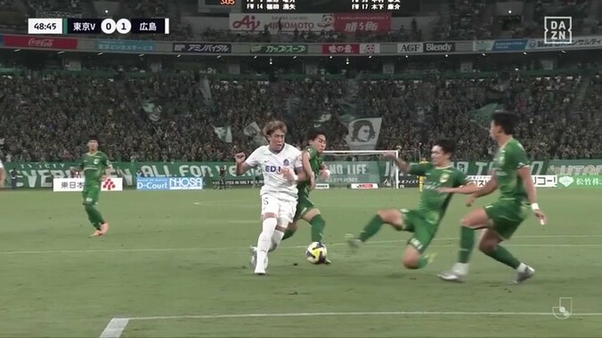 「なんでこれがノーハンド？」シュートブロックでボールが肘に当たるもノーファウル「そんなのありなん？」「そこ以外に手の置き場ないし」ファンの意見は真っ二つ 3枚目