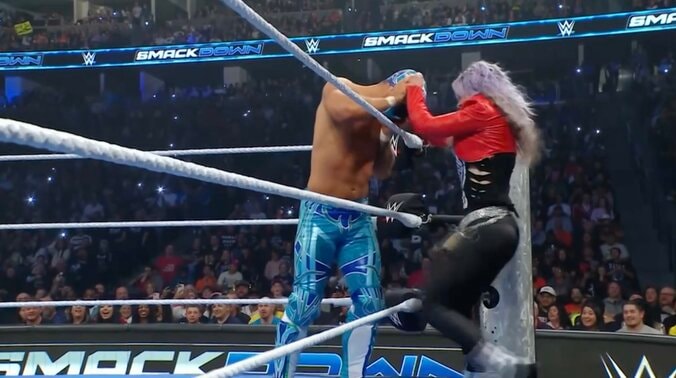 【映像】実況も絶叫…覆面レスラー、マスクを“剥ぎ取られる”決定的瞬間