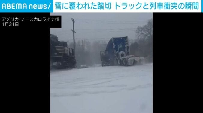 列車が衝突する瞬間