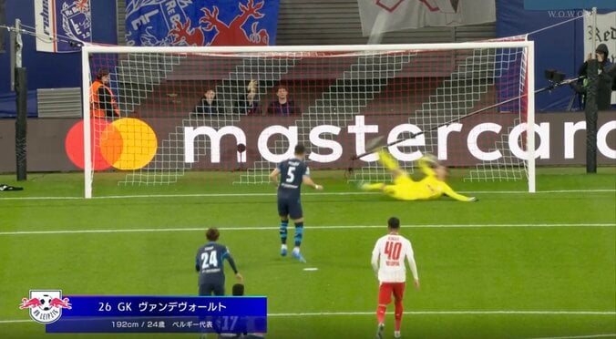 足で「止めた！」欧州CLで衝撃のPKストップ ベルギー代表GKの神“足”セーブに「よく右足を」実況アナ絶叫→脱帽 2枚目