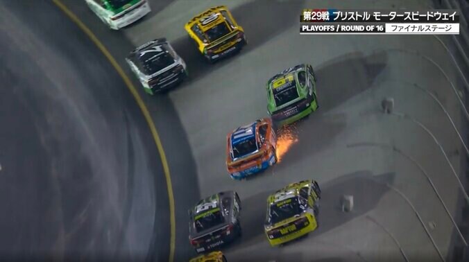 クラッシュでホイールが「壊れた」 真っ二つで火花散るも「ぶつかる前に壊れたのでは」 まさかの事実が判明した「珍しいアクシデント」 4枚目