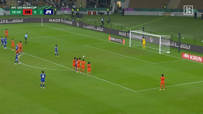 「ヘイヘイ！俺の目を見ろよ！」中国代表GKの“挑発”を日本代表10番が完全無視「格が違うのよ」「無駄に喋りすぎ」衝撃PKにファン騒然【U23アジアカップ】 5枚目