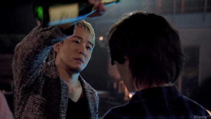 新川優愛が主演ドラマで体当たり演技　レザーを着たままプールへダイブ！ 8枚目