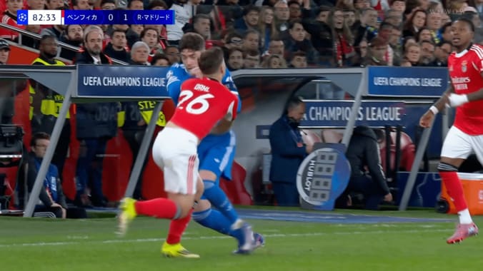 「退場だろ！」レアルMFの“右フック”に批判殺到「躊躇なくぶん殴った…」「VARの意味がない」相手DFの頭を強打→まさかのお咎めなし 3枚目