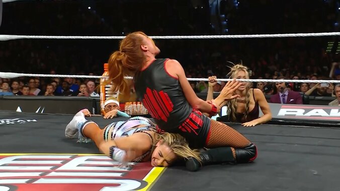 ディスアーマーを極めるベッキー・リンチ