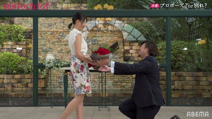 バツイチカップル、バラを抱え片膝をつき決死のプロポーズ、果たして？『セカンドチャンスウェディング』第10話 4枚目