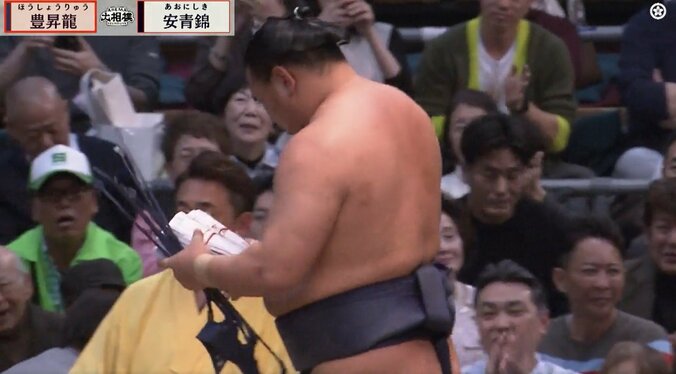 ものすごい懸賞金…豊昇龍、安青錦を“初撃破”で溢れんばかりの懸賞束に騒然 4枚目