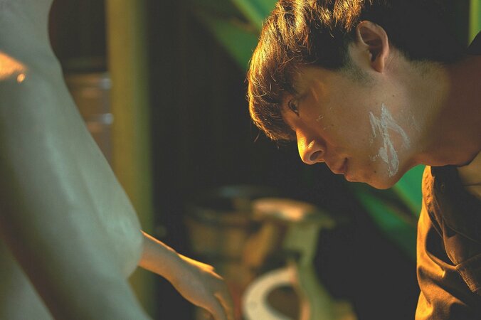 真剣な目つきでラブドールを造る高橋一生…映画『ロマンスドール』より場面写真解禁 3枚目