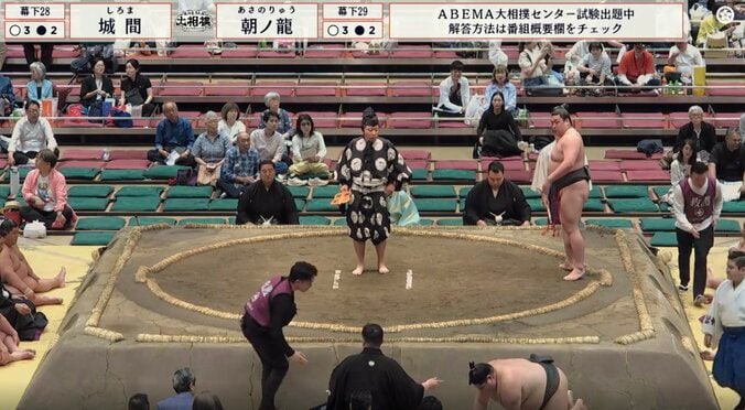 「どうした?」取組後、力士に“異変” 四つん這いで苦悶「膝打ったか」「たてないか」救命士も駆け寄り館内一時騒然の光景 3枚目