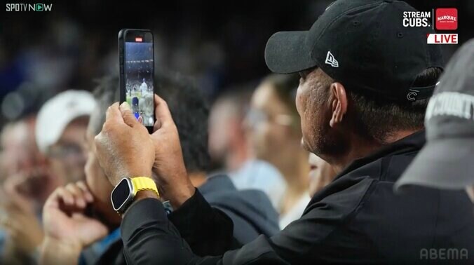 カブス戦を“大物OB”が現地観戦！「福留がいる」「観に来てたんか！」現地中継に鈴木誠也を撮影する姿が捉えられる 2枚目