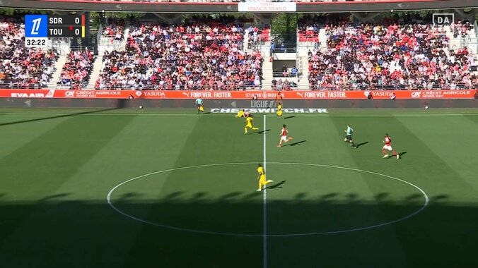 嘘だろ！伊東純也、ひとり爆走の超加速20mスプリントが話題に「どんだけ速いんだよ」「それ追いつくんかい」とんでもない爆速でボール回収した瞬間 4枚目