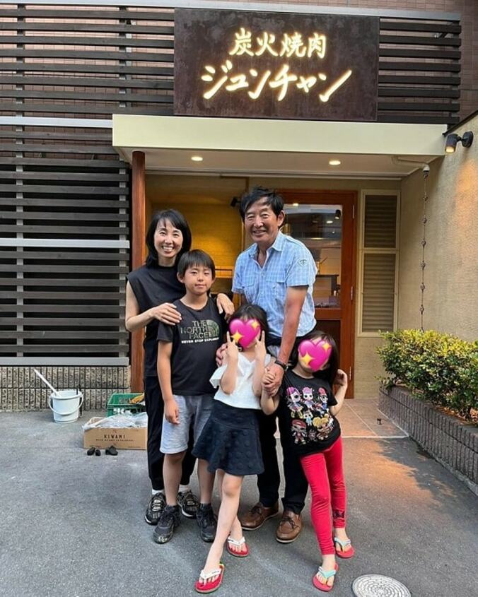  東尾理子、家族で焼肉店を訪れた際の家族ショット「素敵な笑顔」「癒されました」の声  1枚目