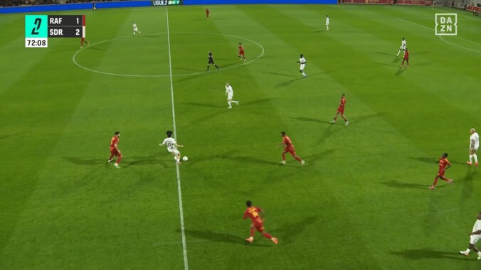 「なんだ今の…？」中村敬斗の“吸着トラップ”にファン驚愕！「足に磁石ついてる」「うまっ」鬼パスを軽々とビタ止め 4枚目