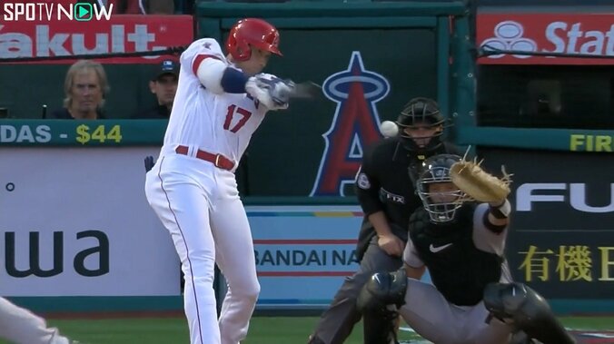 大谷翔平の女性ファンに「当たったら死んじゃう笑」ツッコミ殺到 プラカードの内容にファン注目 大谷は連日の“弾丸”ヒット＆今季初盗塁も 1枚目