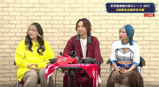 ぱーてぃーちゃん信子、レース中継にレースクイーン姿で登場「朝から稼働している」 冒頭から胸元露わな大胆衣装にファン熱視線 4枚目