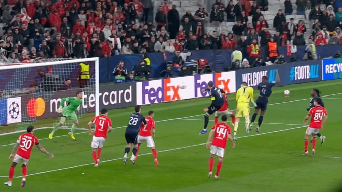 「クレイジーな瞬間だ！」ベンフィカGKが劇的“ヘディング弾”CL史上3人目の快挙でレアル・マドリード粉砕！モウリーニョ監督は「この大男ならやれると分かっていた」 3枚目