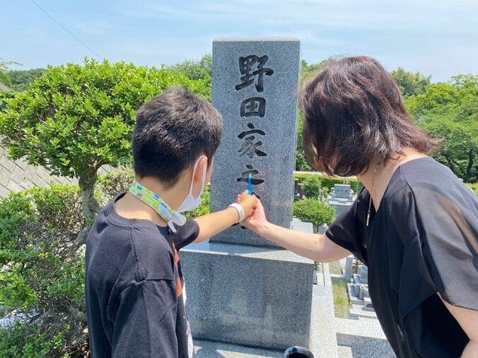  野田聖子氏、息子らと一緒に父親の墓参りへ「生きていれば、90歳…」  1枚目