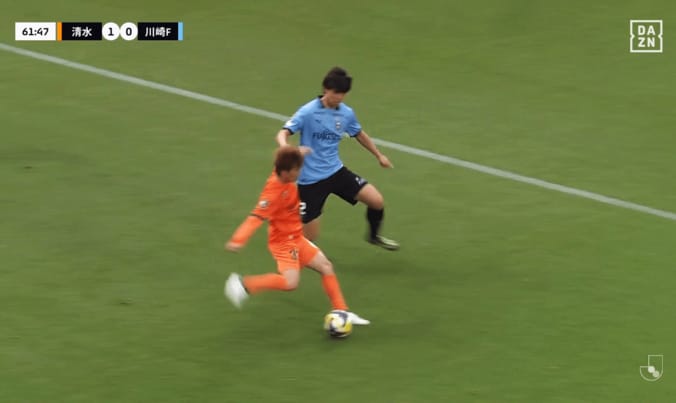 嘘だろ…？ 36歳元日本代表MFの“ノールック股抜きパス”にファン驚愕！「レベルが違う」「錆びつかないなあ」「なんやそれ…」乾貴士が川崎翻弄でPK誘発 4枚目