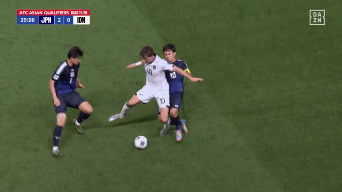 驚愕！ 久保建英の鬼プレスバックが“まるで遠藤航や佐野海舟”でファン騒然「凄まじい」「ガチでプレス速い」「寄せはえーと思ったら…」 4枚目