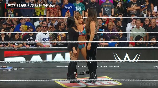 ニッキーを救うべく登場したステファニ・バッケル（写真左）