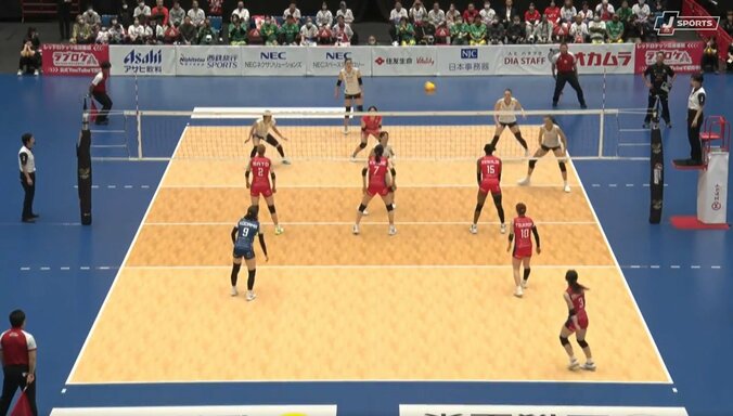 女子バレー、狩野舞子も驚いた本職リベロの超絶サーブ ピンチサーブで華麗な一打 4枚目